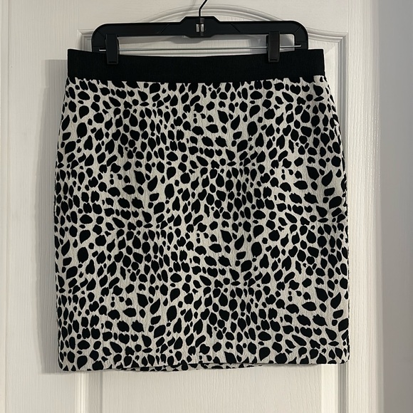 Ann Taylor Dresses & Skirts - 🆕 Ann Taylor Black and Cream Print Pencil Skirt, Size 12 NWT